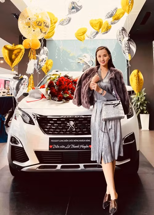 Cuộc sống của Lã Thanh Huyền gắn liền với những chiếc xe hơi đắt tiền.