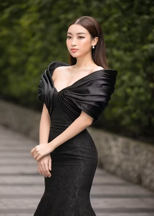 Sở hữu làn da trắng mịn, nàng hậu khó rời mắt khi khoác lên mình những mẫu váy áo gợi cảm.