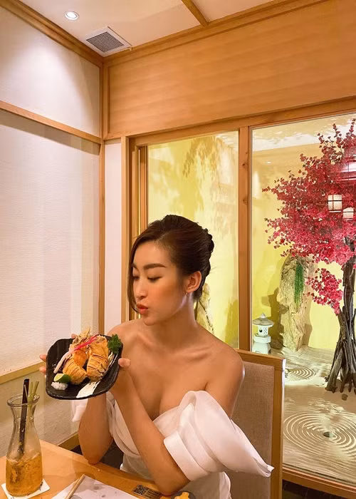 "Tôi rất thích chị Đặng Thu Thảo và hâm mộ chuyện tình của chị ấy với anh Trung Tín. Tôi nghĩ đó là điều mà bất kỳ cô gái nào cũng mong muốn: "Một cô Lọ Lem gặp được chàng hoàng tử của đời mình". Nếu trong tương lai, tôi gặp được một người đàn ông tốt và phù hợp thì đó luôn là ước mơ không chỉ của riêng tôi mà còn với tất cả các cô gái", Mỹ Linh nói.