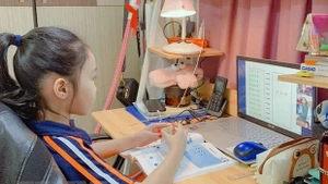 Thi trực tuyến 'nở rộ', phụ huynh lo học sinh tiểu học chịu áp lực