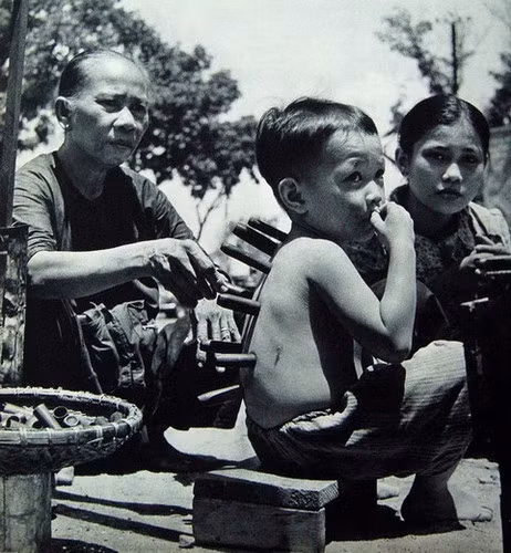 Loạt ảnh về cuộc sống ở Sài Gòn trong sách năm 1955 - Hình 4 Loat anh ve cuoc song o Sai Gon trong sach nam 1955-Hinh-4
