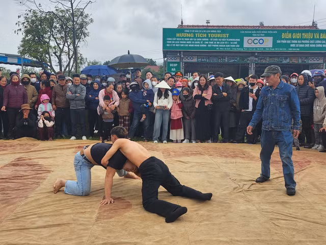 Du khách sôi nổi "khiêu chiến" tại sới vật lễ hội chùa Hương Tích Du khach soi noi