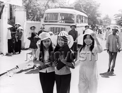 Cuộc sống ở miền Bắc thời chiến qua ống kính phóng viên Liên Xô - Hình 9 Cuoc song o mien Bac thoi chien qua ong kinh phong vien Lien Xo-Hinh-9