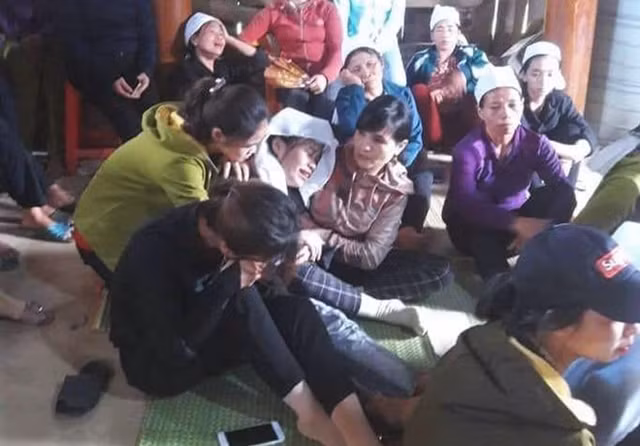 2 thi sinh duoc dac cach tot nghiep THPT 2019: Bo dot tu, me bi cha dam chet