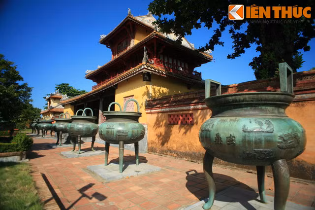 Giai ma cac hinh tuong thien van hoc trong Cuu Dinh nha Nguyen