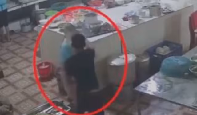 Vu tat axit vao nguoi phu bep: Nan nhan tung bi de doa giet-Hinh-2