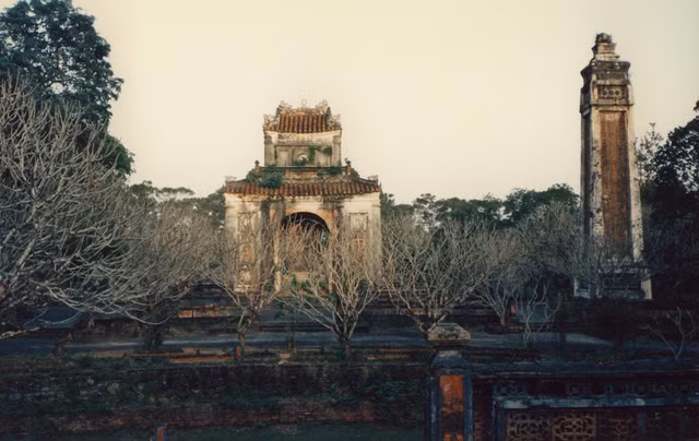 Ghé thăm các lăng tẩm ở Huế năm 1986 dưới góc ảnh phương Tây - Hình 11 Ghe tham cac lang tam o Hue nam 1986 duoi goc anh phuong Tay-Hinh-11