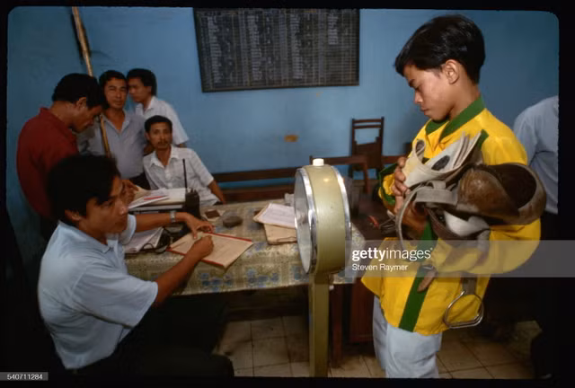 TP. HCM nhung nam 1990 cuc sinh dong qua anh cua Steven Raymer-Hinh-2