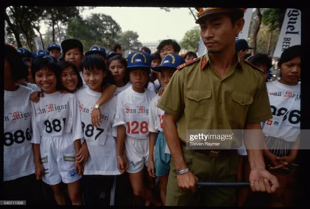 TP. HCM nhung nam 1990 cuc sinh dong qua anh cua Steven Raymer-Hinh-8