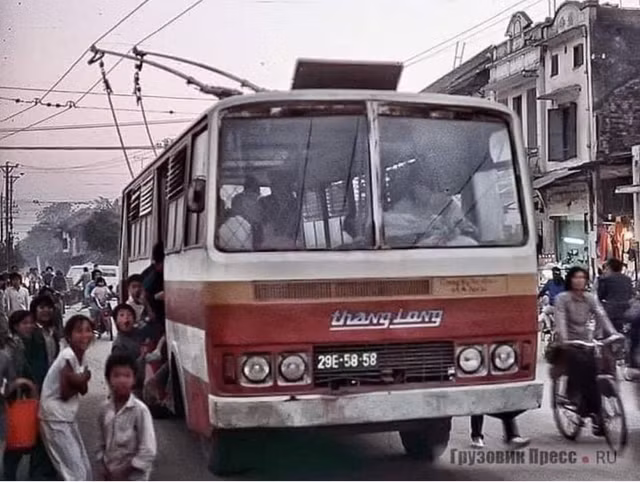 Ảnh độc về tàu điện bánh hơi ở Hà Nội xưa Anh doc ve tau dien banh hoi o Ha Noi xua