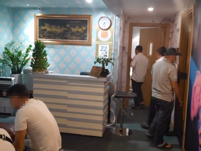 Sài Gòn còn bao nhiêu tụ điểm massage, karaoke kích dục cần truy quyét? - Hình 11 Sai Gon con bao nhieu tu diem massage, karaoke kich duc can truy quyet?-Hinh-11