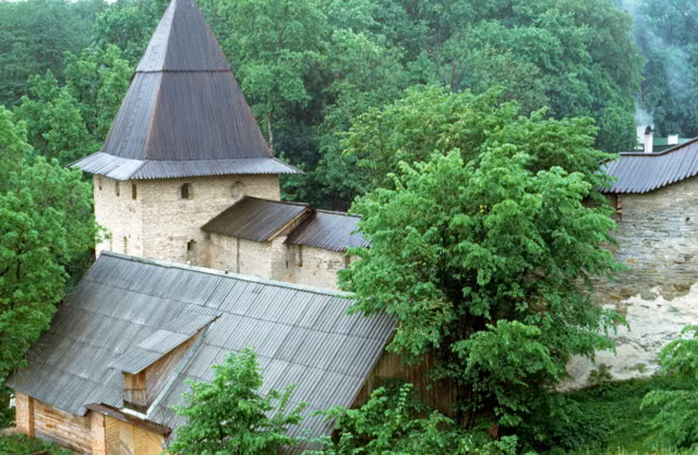 Bất ngờ vẻ đẹp của thành cổ Pskov, Liên Xô năm 1985 - Hình 11 Bat ngo ve dep cua thanh co Pskov, Lien Xo nam 1985-Hinh-11