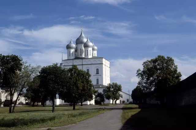 Bất ngờ vẻ đẹp của thành cổ Pskov, Liên Xô năm 1985 - Hình 4 Bat ngo ve dep cua thanh co Pskov, Lien Xo nam 1985-Hinh-4