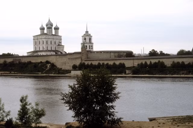 Bất ngờ vẻ đẹp của thành cổ Pskov, Liên Xô năm 1985 - Hình 2 Bat ngo ve dep cua thanh co Pskov, Lien Xo nam 1985-Hinh-2