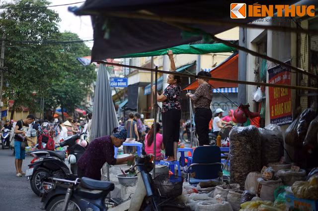 Kỳ lạ nơi 4 khu chợ nằm cạnh nhau độc nhất Hà Nội - Hình 6 Ky la noi 4 khu cho nam canh nhau doc nhat Ha Noi-Hinh-6