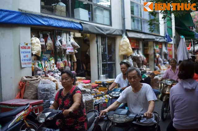 Kỳ lạ nơi 4 khu chợ nằm cạnh nhau độc nhất Hà Nội - Hình 5 Ky la noi 4 khu cho nam canh nhau doc nhat Ha Noi-Hinh-5