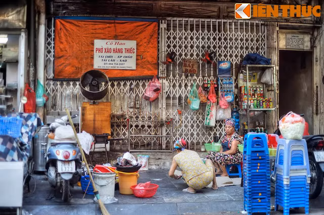 Dao quanh khu pho nghe quy mo nhat Ha Noi-Hinh-17