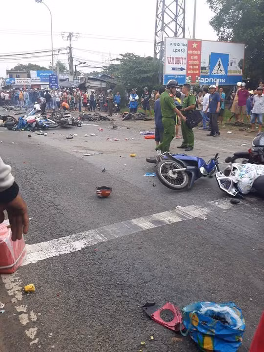 Long An: Container dam xe may dung den do, 30 nguoi thuong vong-Hinh-2