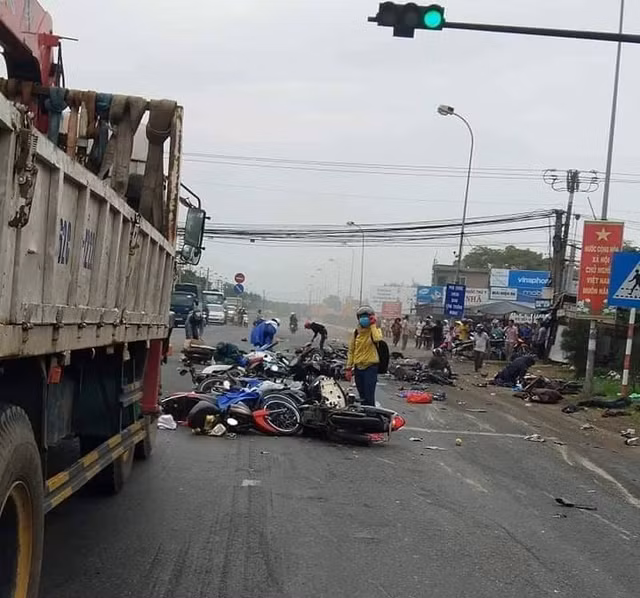 Long An: Container đâm xe máy dừng đèn đỏ, 30 người thương vong Long An: Container dam xe may dung den do, 30 nguoi thuong vong
