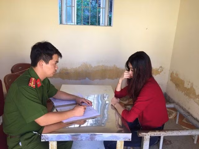 Những tú bà xinh đẹp điều hành đường dây bán dâm cao cấp - Hình 19 Nhung tu ba xinh dep dieu hanh duong day ban dam cao cap-Hinh-19