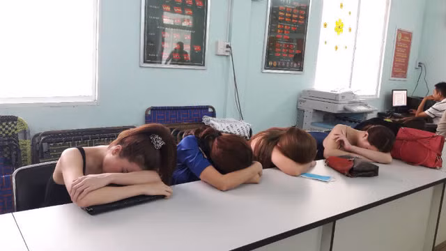 Những tú bà xinh đẹp điều hành đường dây bán dâm cao cấp - Hình 12 Nhung tu ba xinh dep dieu hanh duong day ban dam cao cap-Hinh-12