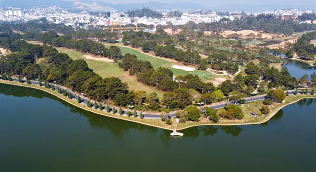 Doanh nghiệp nào bị bác đề xuất xây hầm ngầm ở sân golf Đồi Cù? Doanh nghiep nao bi bac de xuat xay ham ngam o san golf Doi Cu?