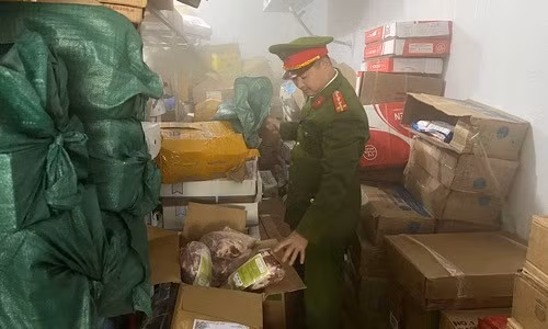 TP Huế: Phát hiện gần 1,8 tấn thịt lợn và gà bốc mùi hôi thối TP Hue: Phat hien gan 1,8 tan thit lon va ga boc mui hoi thoi