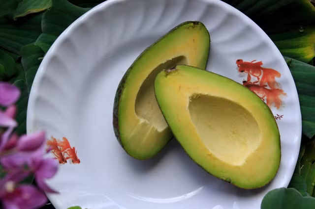 Những lý do nên ăn một trái bơ mỗi ngày để giảm cân và giữ sức khoẻ - Hình 4 Nhung ly do nen an mot trai bo moi ngay de giam can va giu suc khoe-Hinh-4