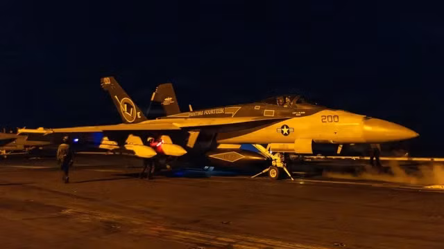 mot-chiec-f-a-18e-super-hornet-chuan-bi-cat-canh-tu-boong-tau-san-bay-uss-abraham-lincoln-vao-ngay-28-thang-2-nam-2026.jpg