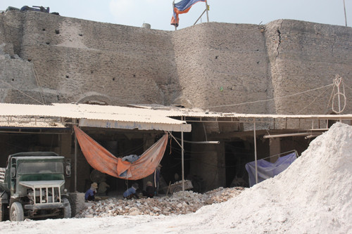 Đá tạo ra nhiều việc làm nhưng cũng lấy đi không ít mạng người. Đá tạo ra nhiều việc làm nhưng cũng lấy đi không ít mạng người.