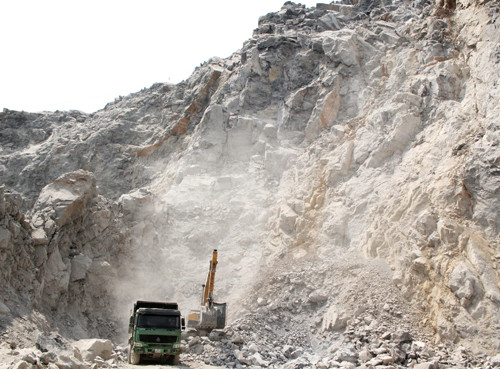 Nhiều mỏ đá ở xã Lại Xuân vẫn hoạt động. Nhiều mỏ đá ở xã Lại Xuân vẫn hoạt động.