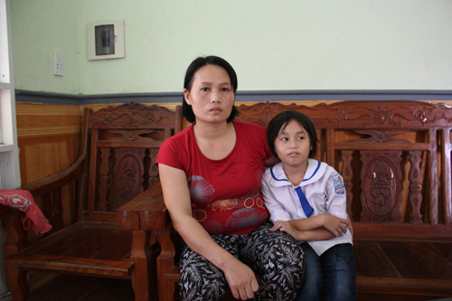 Dù đau khổ cái chết của chồng, nhưng chị Út vẫn cố gắng sống để nuôi các con. Dù đau khổ cái chết của chồng, nhưng chị Út vẫn cố gắng sống để nuôi các con.