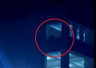 Cặp đôi sinh được cho là đứng hôn nhau ngay trên tầng 5 của nhà trường suốt 2 tiếng đồng hồ.