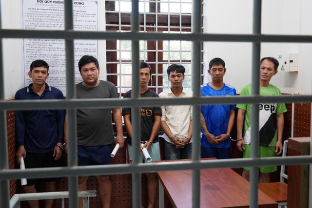 Ẩu đả sau đá bóng, 11 người bị khởi tố ở Hậu Giang Au da sau da bong, 11 nguoi bi khoi to o Hau Giang