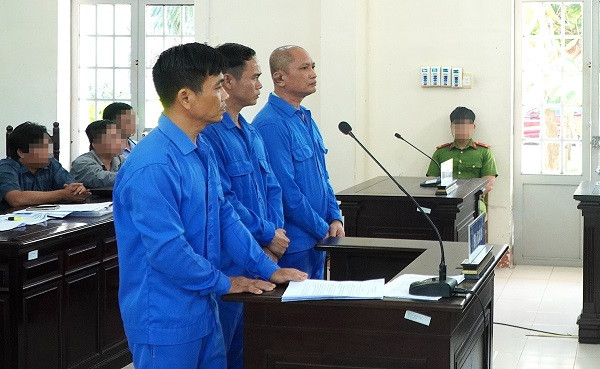 Các bị cáo sản xuất xăng giả tại phiên tòa. Ảnh: Mạnh Quân Các bị cáo sản xuất xăng giả tại phiên tòa. Ảnh: Mạnh Quân