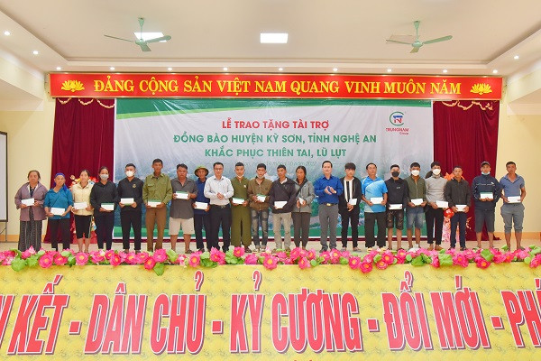 Trungnam Group sẻ chia với nhân dân Kỳ Sơn vượt qua lũ dữ – thiết lập cuộc sống mới Trungnam Group se chia voi nhan dan Ky Son vuot qua lu du – thiet lap cuoc song moi