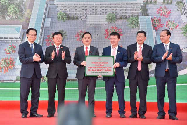 Trungnam Group khánh thành và bàn giao Trường THPT Kỳ Sơn trong ngày khai giảng năm học mới - Hình 3 Trungnam Group khanh thanh va ban giao Truong THPT Ky Son trong ngay khai giang nam hoc moi-Hinh-3