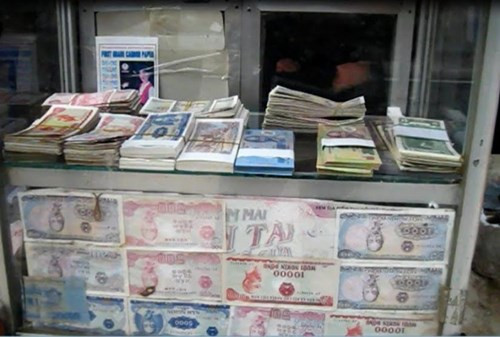 Đổi tiền lẻ giá cao nhộn nhịp giữa phố xá Hà Nội Doi tien le gia cao nhon nhip giua pho xa Ha Noi