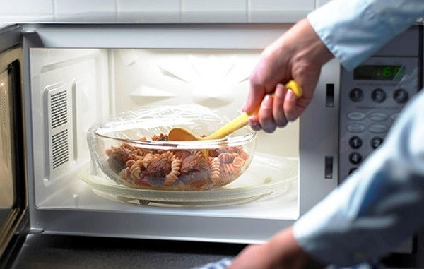 Màng bọc thực phẩm: Dùng sai sẽ gây hại sức khỏe Mang boc thuc pham: Dung sai se gay hai suc khoe