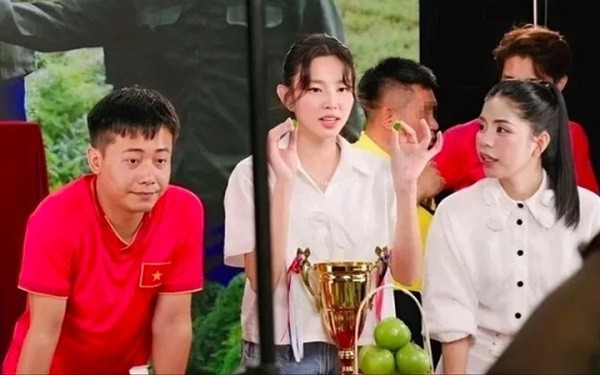 Phạt Quang Linh Vlogs và Hằng Du Mục 140 triệu đồng do quảng cáo sai sự thật Phat Quang Linh Vlogs va Hang Du Muc 140 trieu dong do quang cao sai su that