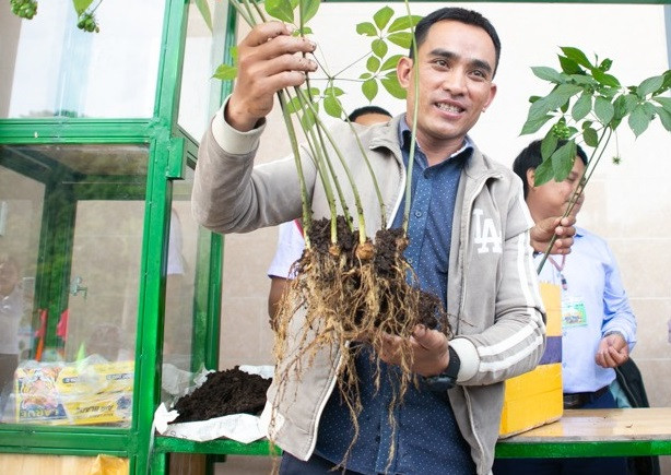 Xuất hiện cây sâm “khủng” 20 năm tuổi giá gần tỷ đồng tại lễ hội sâm Ngọc Linh Quảng Nam - Hình 2 Xuat hien cay sam “khung” 20 nam tuoi gia gan ty dong tai le hoi sam Ngoc Linh Quang Nam-Hinh-2