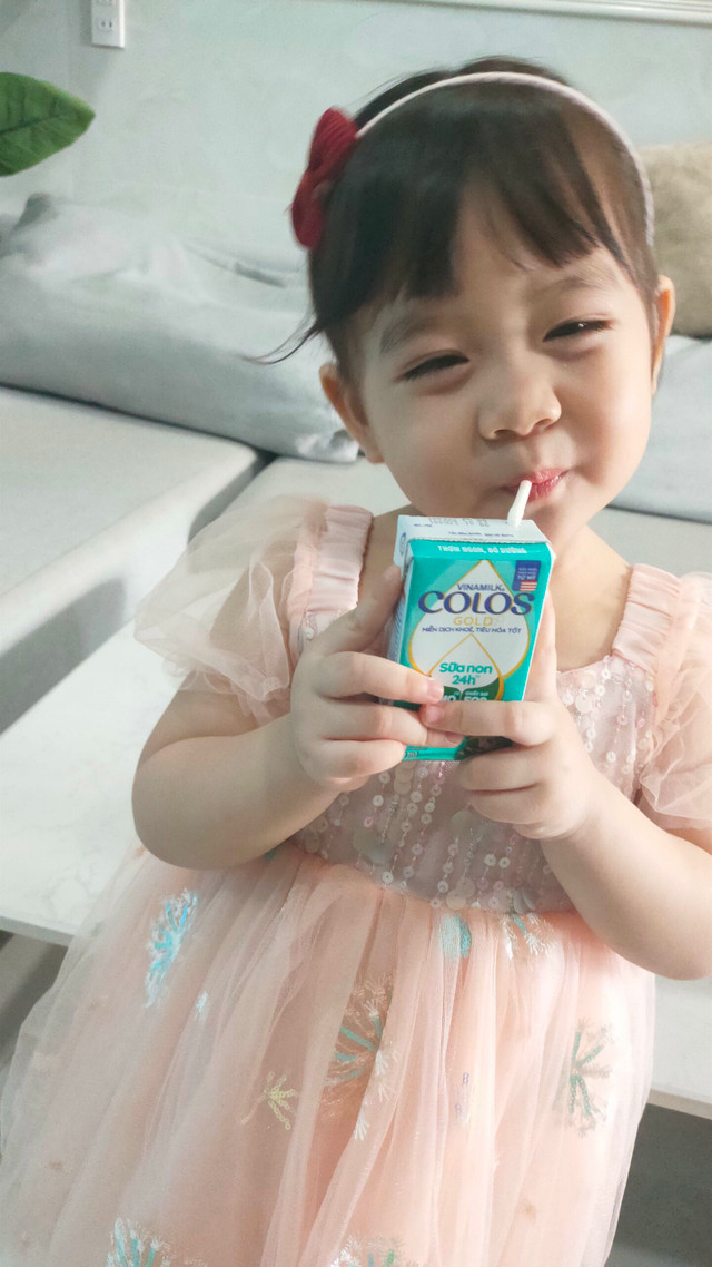 Vinamilk trao tặng sản phẩm Colosgold cho con em cán bộ y bác sĩ tuyến đầu - Hình 2 Vinamilk trao tang san pham Colosgold cho con em can bo y bac si tuyen dau-Hinh-2