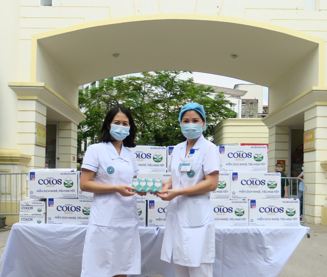 Vinamilk trao tặng sản phẩm Colosgold cho con em cán bộ y bác sĩ tuyến đầu - Hình 3 Vinamilk trao tang san pham Colosgold cho con em can bo y bac si tuyen dau-Hinh-3