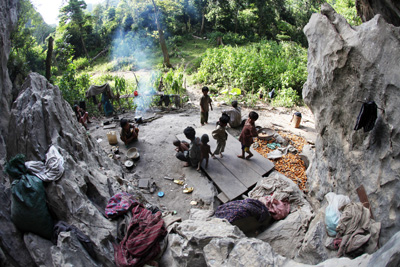 Tộc người Rục dùng 'phép thuật' để tránh thai, thần chú chữa bệnh - Hình 7 Toc nguoi Ruc dung 'phep thuat' de tranh thai, than chu chua benh-Hinh-7