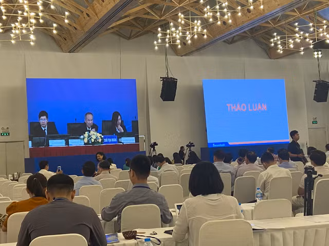 Ong Duong Cong Minh: LienVietPostBank la con de da ga chong, con Sacombank la con dau moi lay ve nen quy hon