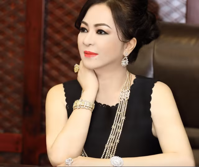 Ba Phuong Hang va cuoc dai nao chan dong gioi showbiz