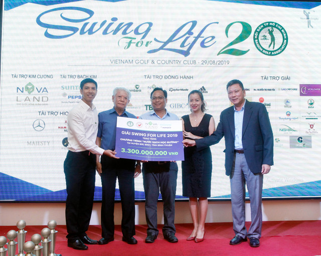 Quang Anh bao ve thanh cong ngoi vo dich giai Swing For Life 2019-Hinh-3