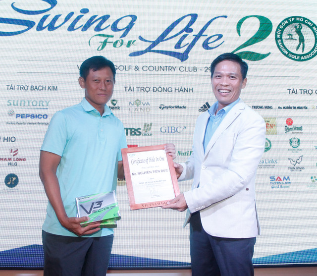 Quang Anh bao ve thanh cong ngoi vo dich giai Swing For Life 2019-Hinh-2
