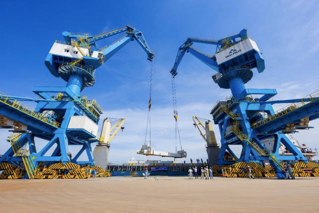 Cang tong hop Container Hoa Phat Dung Quat dua ben dau tien vao hoat dong