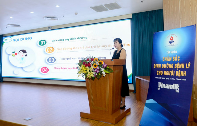 Hon 300 nhan vien y te tap huan cham soc dinh duong benh ly cho nguoi benh